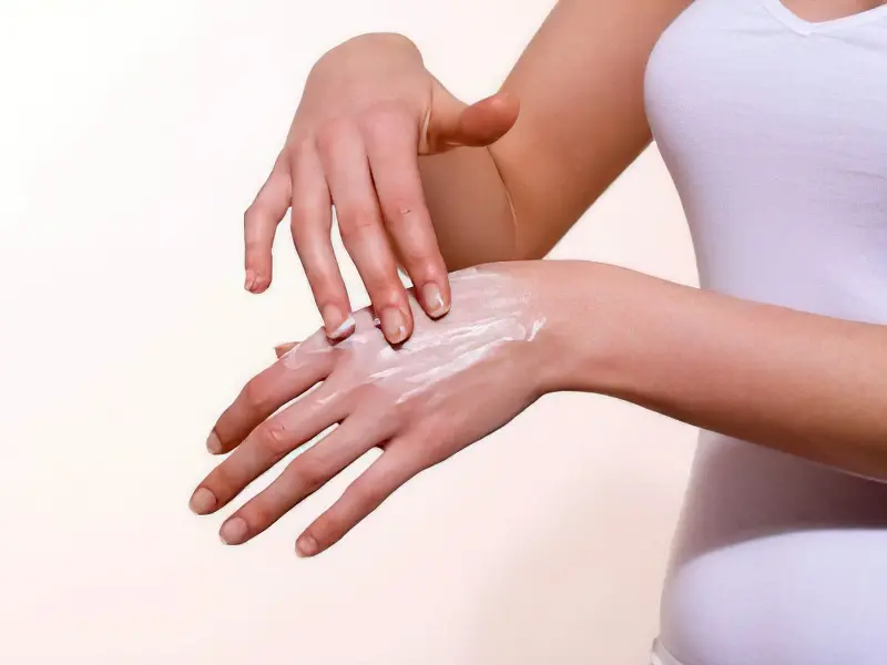 Тріщини на пальцях рук: причини та лікування 11