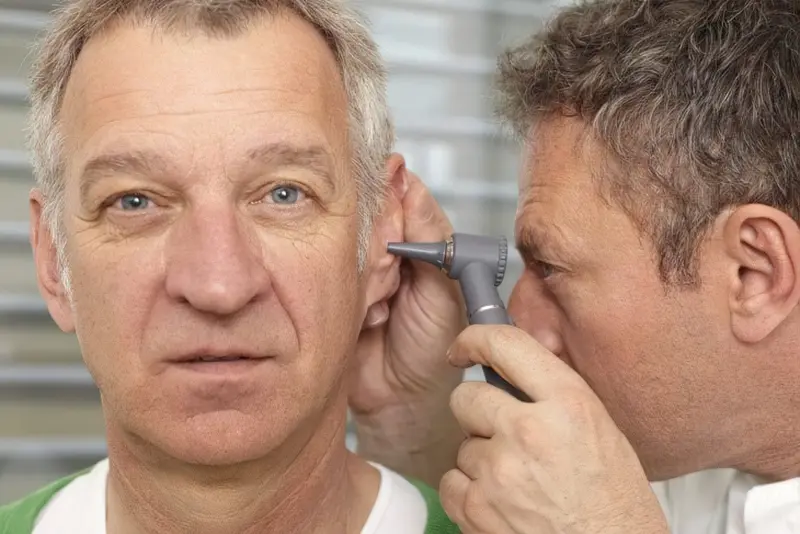 Рак середнього вуха лікар запідозрить, проводячи отоскопію.