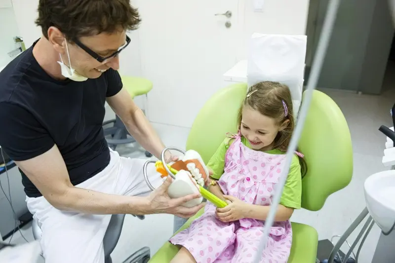 Дівчинка у зубного лікаря